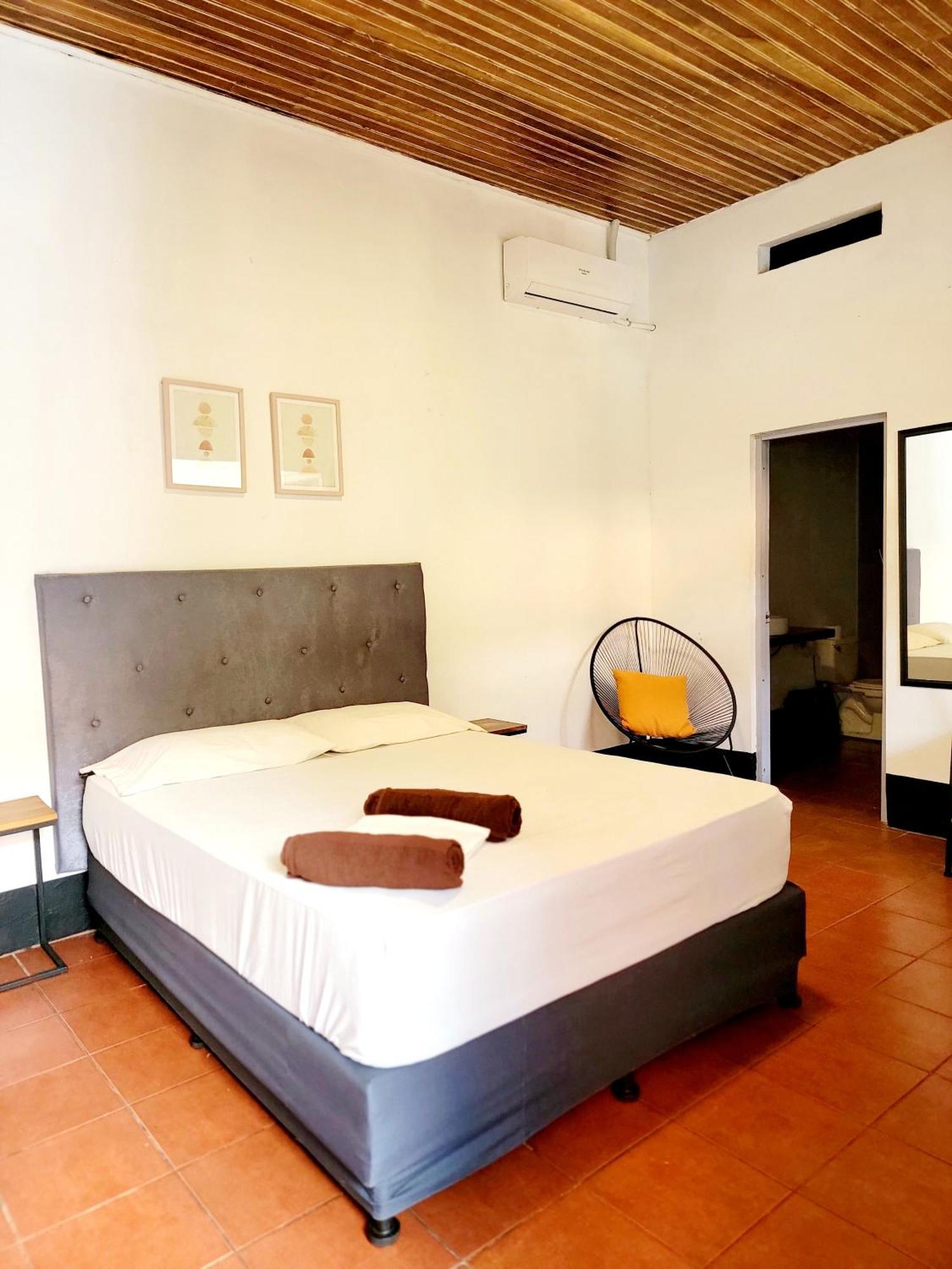 Poco A Poco Junior Hostel Leon Phòng bức ảnh